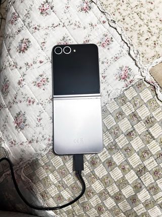 Samsung Z Flip 6 color gris claro