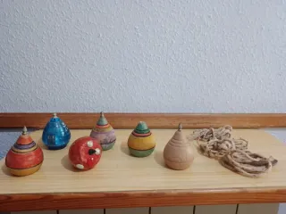 Lote de 6 peonzas de madera y plástico