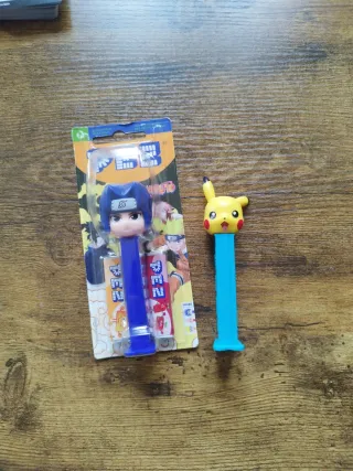 Lote 2 figuras PEZ (Sasuke Naruto  y Pikachu pokem