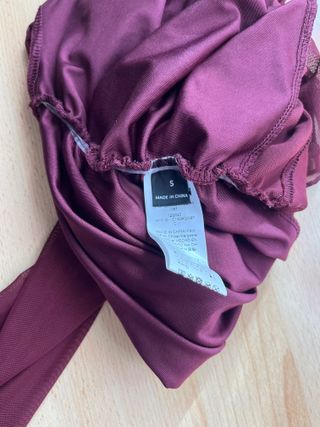 Top granate de malla fruncido