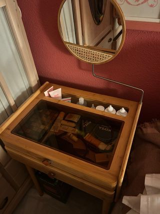 Tocador de madera con superficie de cristal