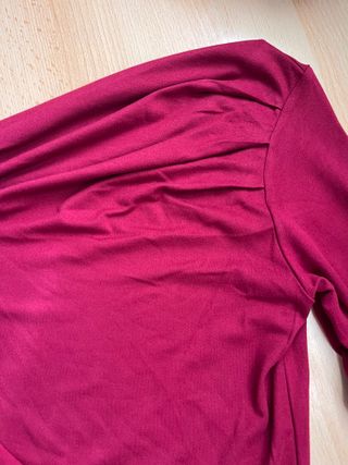 Top granate escotado asimétrico