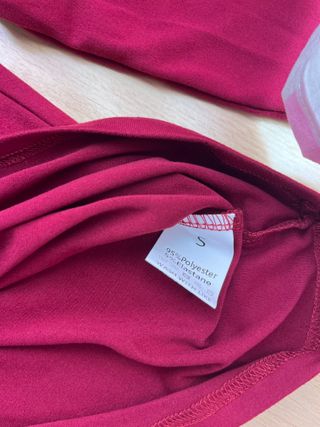 Top granate escotado asimétrico