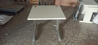 Mesa de oficina cuadrada