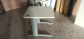 Mesa de oficina cuadrada