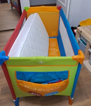 Cuna de viaje plegable y juguetes bebe