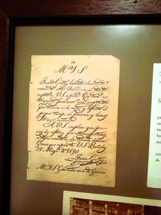 Cuadro antiguo con documentos y foto