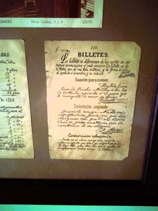 Cuadro antiguo con documentos y foto