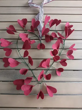 Corona de corazones decorativa