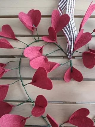 Corona de corazones decorativa