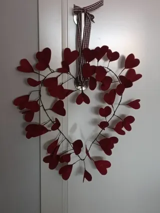 Corona de corazones decorativa