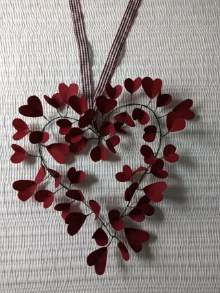 Corona de corazones decorativa