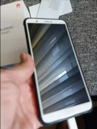 Huawei P Smart Bianco con Custodia Rossa