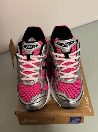 Zapatillas Asics Gel cómodas plateadas y rosas