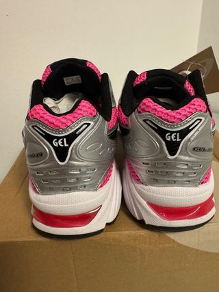 Zapatillas Asics Gel cómodas plateadas y rosas