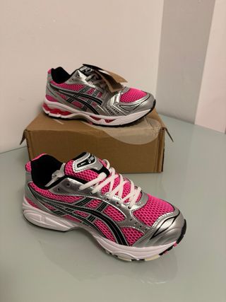 Zapatillas Asics Gel cómodas plateadas y rosas