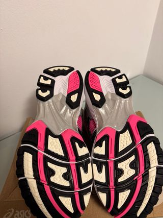 Zapatillas Asics Gel cómodas plateadas y rosas