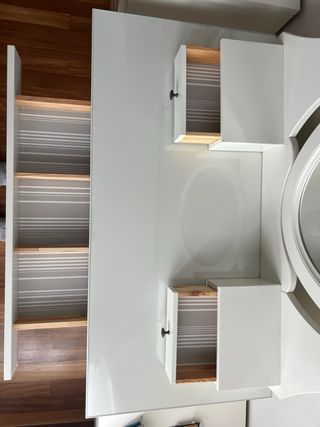 Tocador blanco con espejo y cajones de Ikea