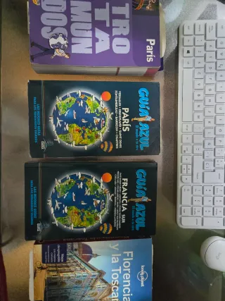 Guías de viaje varios países. 3 euros cada una.
