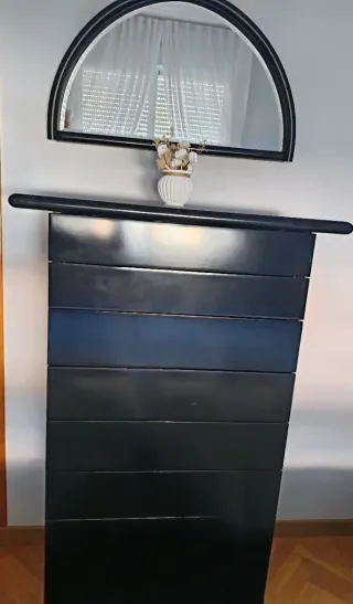 Dormitorio completo: Cama, mesitas y sinfonier.