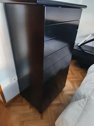 Dormitorio completo: Cama, mesitas y sinfonier.