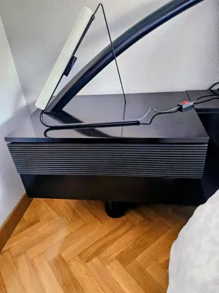 Dormitorio completo: Cama, mesitas y sinfonier.