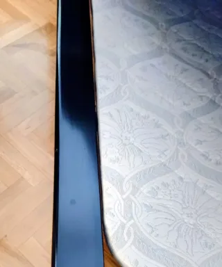 Dormitorio completo: Cama, mesitas y sinfonier.