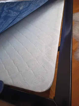 Dormitorio completo: Cama, mesitas y sinfonier.