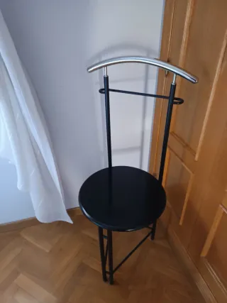 Dormitorio completo: Cama, mesitas y sinfonier.