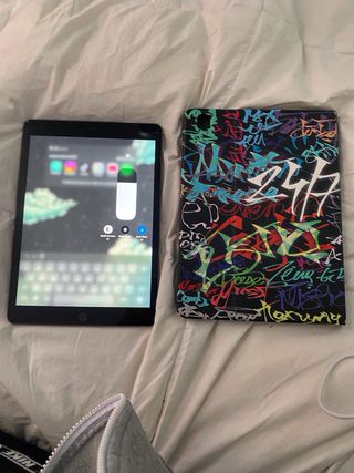 iPad 7ª Gen 2019 Negro + Funda Graffiti