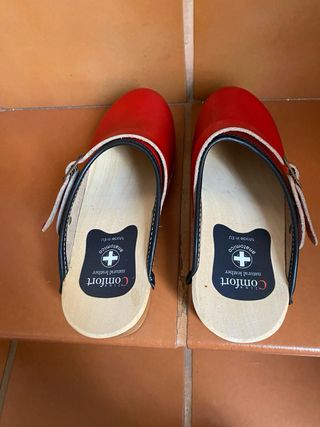 Zuecos Comfort de cuero rojo con suela de madera.