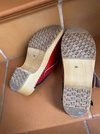 Zuecos Comfort de cuero rojo con suela de madera.