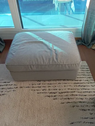 Sofá de tela beige y gris , va con reposa pies