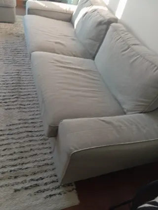 Sofá de tela beige y gris , va con reposa pies