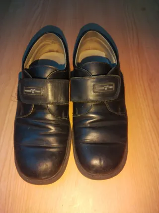 Zapatos negros de velcro