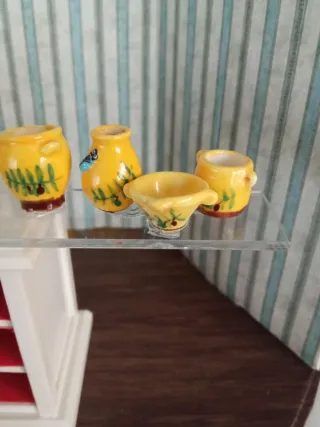 Miniaturas de porcelana: teteras y jarrones