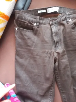 Pantalón mujer Mango marrón encerado