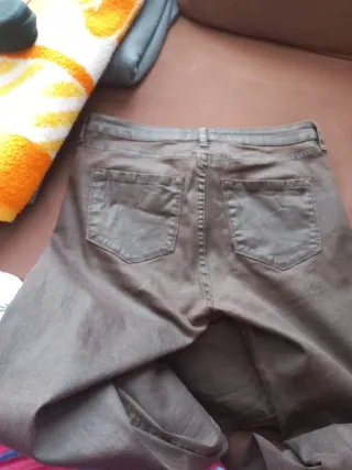 Pantalón mujer Mango marrón encerado