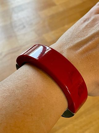 Bracciale elastico in resina rossa  e metallo