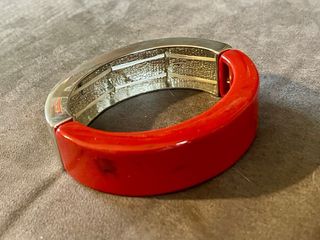 Bracciale elastico in resina rossa  e metallo