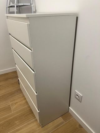 Cómoda blanca de madera