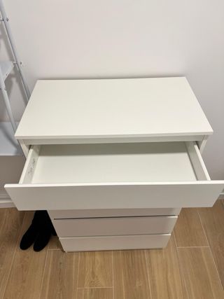 Cómoda blanca de madera