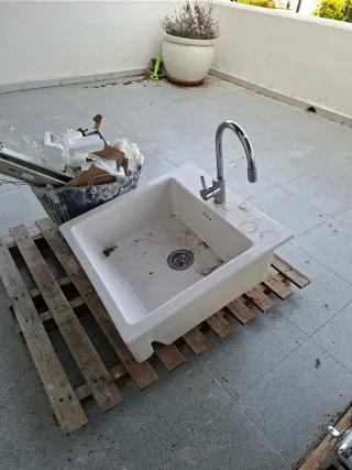 Pica de cerámica con grifo 63x66cm