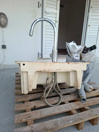 Pica de cerámica con grifo 63x66cm