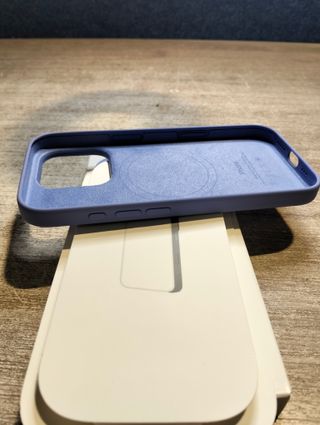 Apple Funda de silicona con MagSafe para el iPhone 16 Pro - Violeta