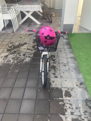 Bicicleta infantil blanca con cesta