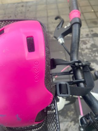 Bicicleta infantil blanca con cesta