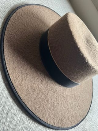 Sombrero ala ancha beige y negro