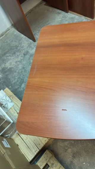 Scrivania da ufficio con cassettiera