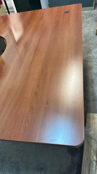 Scrivania da ufficio con cassettiera